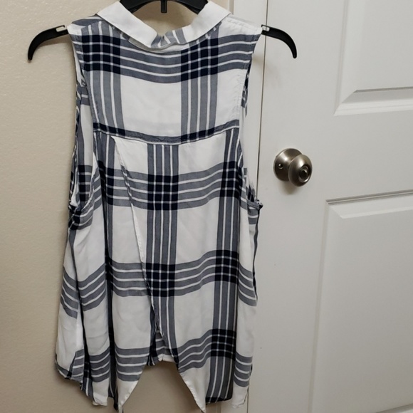 Plaid split back sleeveless shirt - Picture 3 of 3